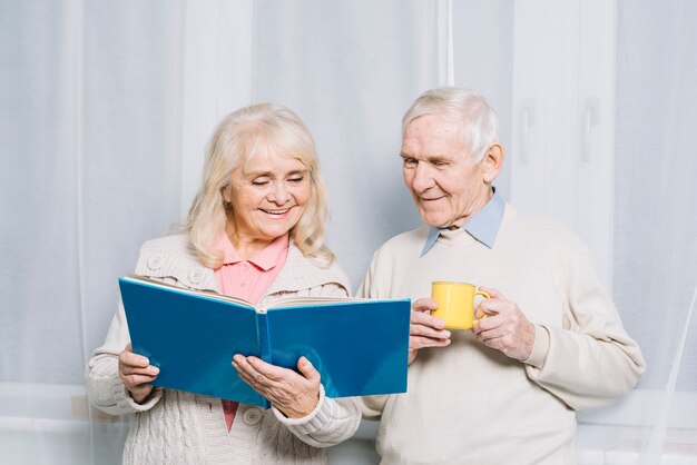 Livre de lecture de couple de personnes âgées