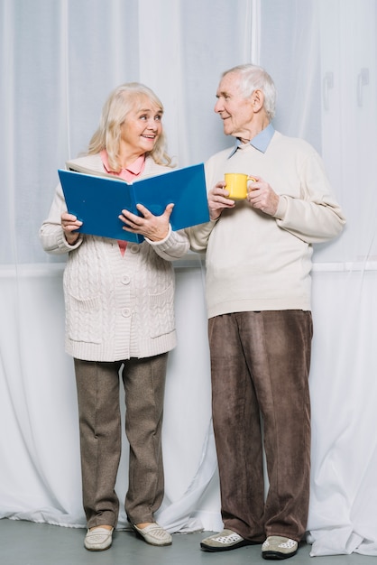 Livre de lecture de couple de personnes âgées