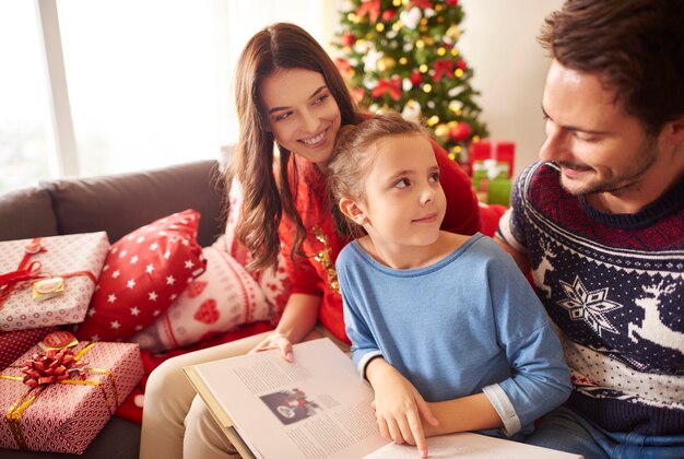 Livre de lecture de famille heureuse à Noël