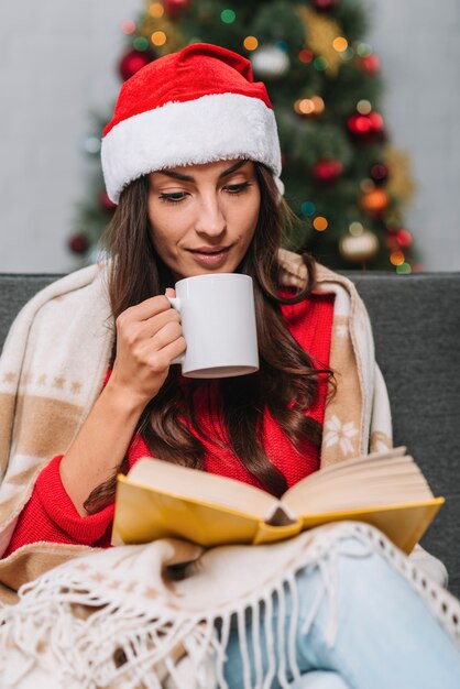 Livre de lecture femme avec coupe