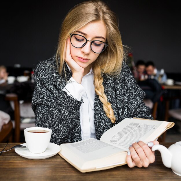 Livre de lecture de femme élégante