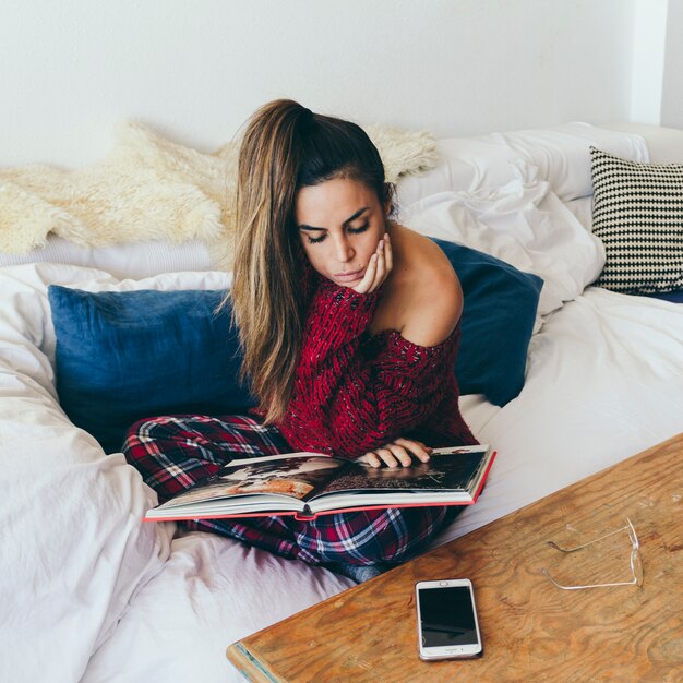 Livre de lecture de femme réfléchie