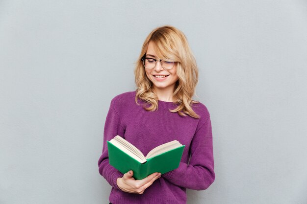 Livre de lecture femme souriante