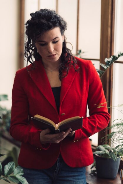 Photo gratuite livre de lecture de femme