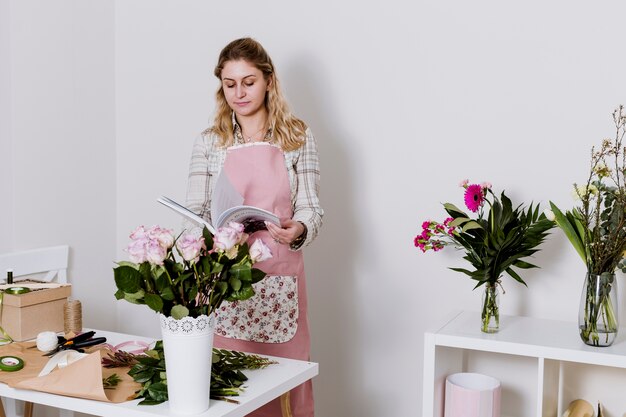 Livre de lecture de fleuriste dans la boutique