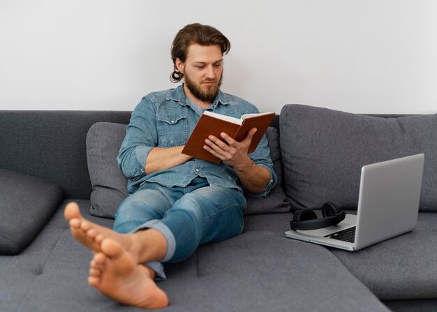 Livre de lecture homme plein coup