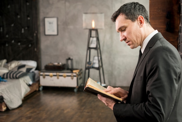 Livre de lecture jeune homme d&#39;affaires sérieux