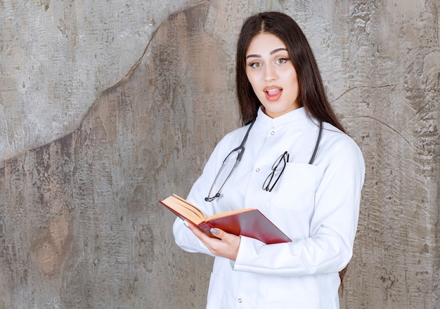 Livre de lecture de médecin de famille attrayant sur mur rustique