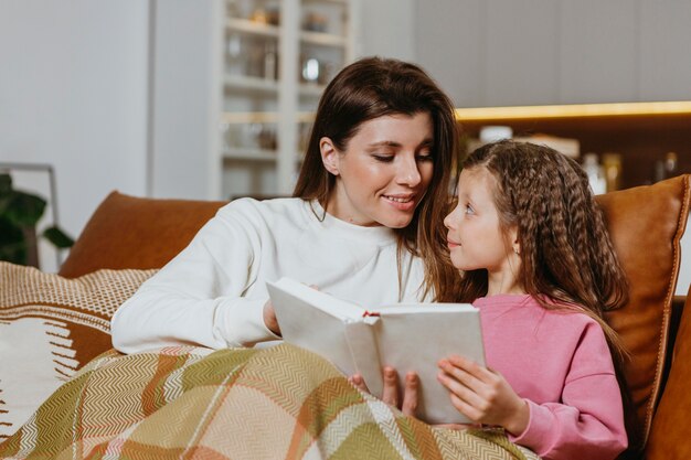 Livre de lecture mère et fille à la maison