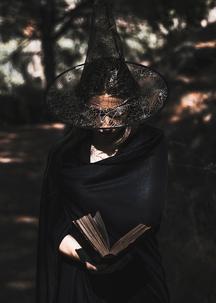 Photo gratuit livre de lecture sorcière en pleine forêt