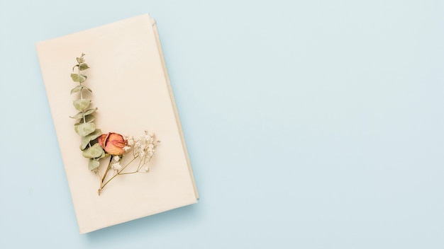 Livre ouvert à couverture rigide avec des fleurs