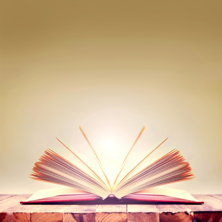 Photo gratuit livre ouvert sur table en bois.