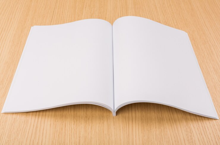 Photo gratuit livre ouvert sur la table en bois