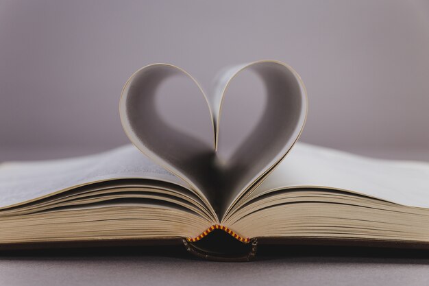 Livre avec des pages placé dans la forme de coeur