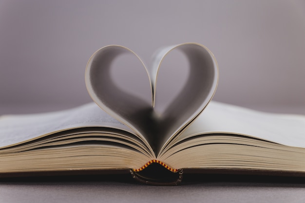 Livre avec des pages placé dans la forme de coeur