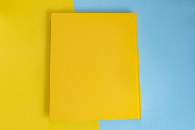 Livre papier physique sur fond agrandi