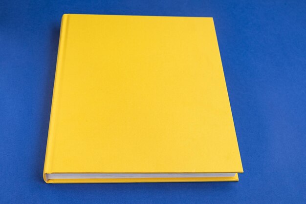 Livre papier physique sur fond agrandi