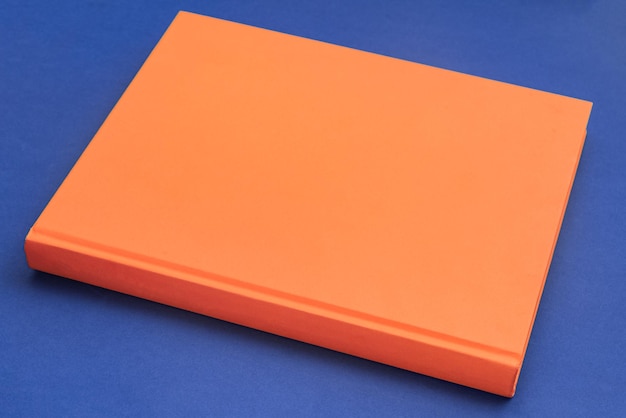 Livre papier physique sur fond agrandi
