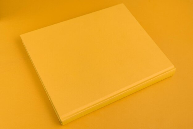 Livre papier physique sur fond agrandi