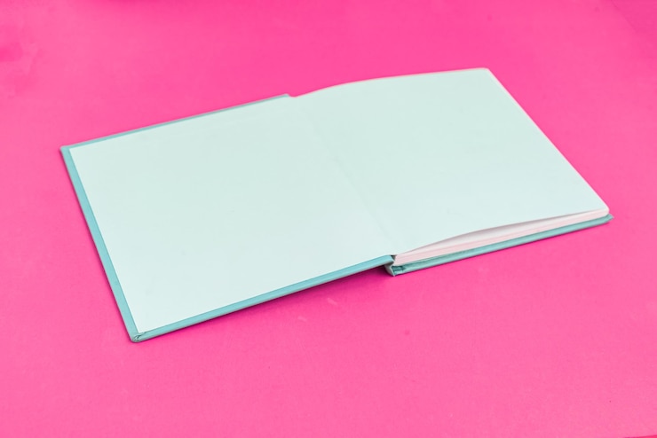 Photo gratuit livre papier physique sur fond agrandi