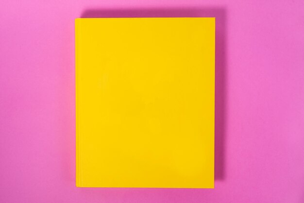 Livre papier physique sur fond agrandi