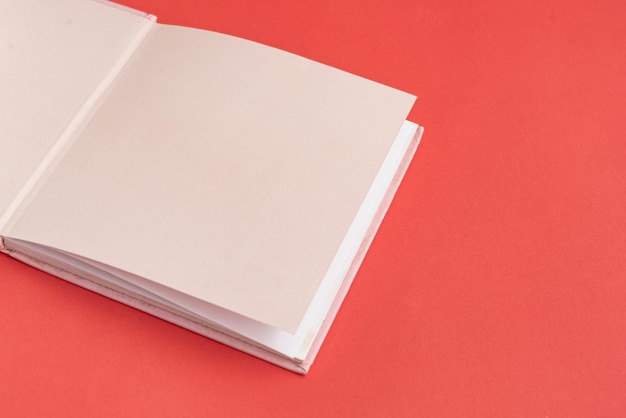 Livre papier physique sur le fond en gros plan