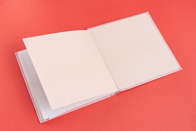 Livre papier physique sur le fond en gros plan