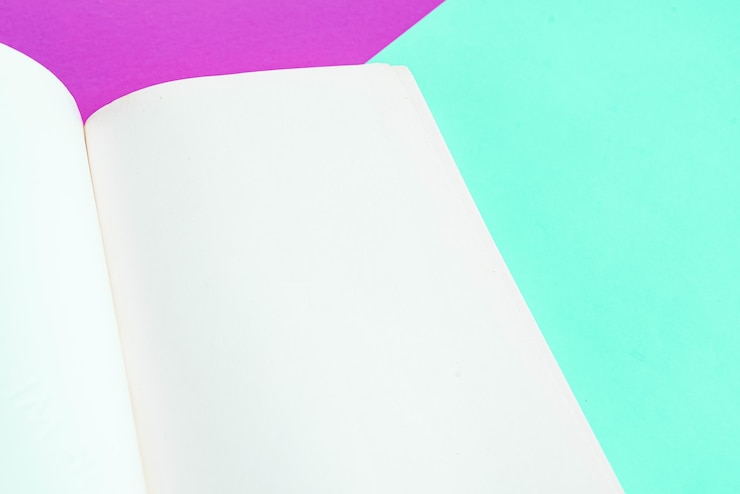 Photo gratuit livre papier physique sur le fond en gros plan