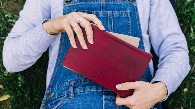 Livre de personne sur l&#39;herbe