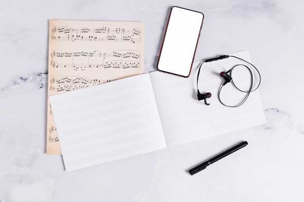 Livre plat de livre ouvert pour les notes de musique