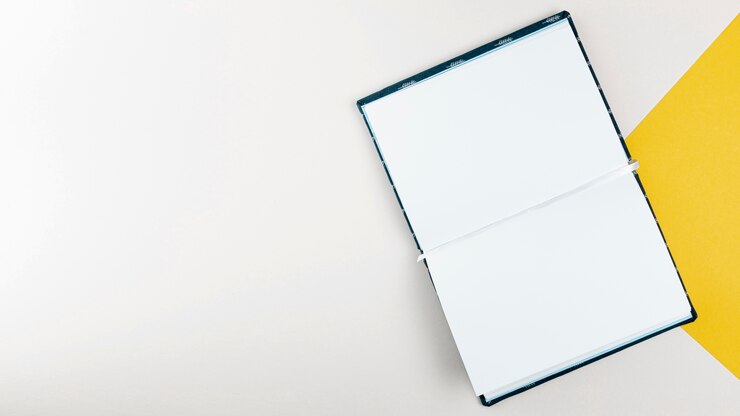 Photo gratuit livre plat posé sur fond blanc