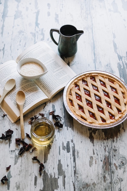 Photo gratuite livre près de la tarte et du sucre