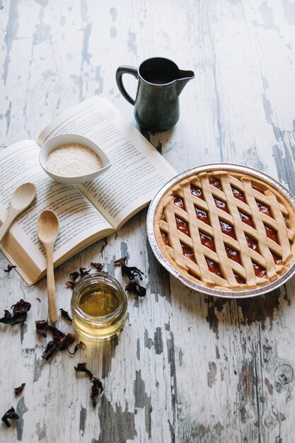 Livre près de la tarte et du sucre