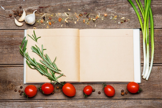 Livre de recette vierge ouvert sur fond de bois brun