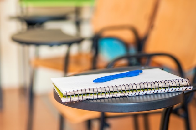 Photo gratuite livre scolaire sur le bureau, concept d'éducation