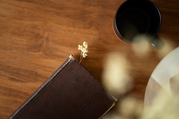 Livre de vue de dessus avec signet fleur