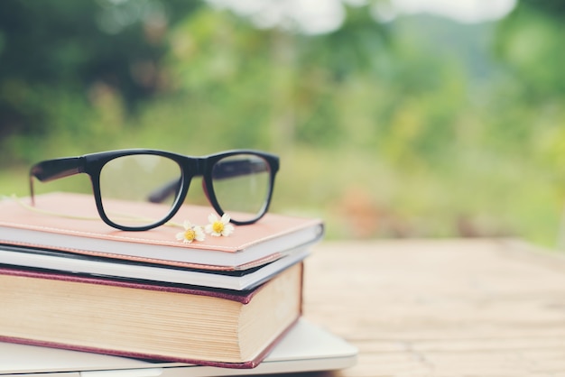 Livre et des yeux lunettes pour lire et écrire sur la nature floue OUTD