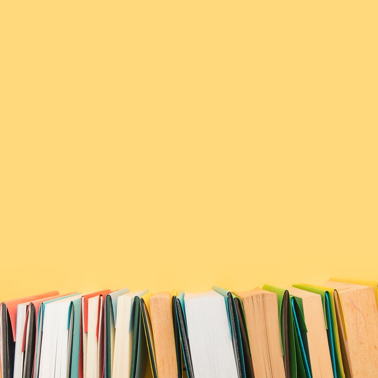 Photo gratuit des livres aux bords de couvertures colorées disposés en rangées