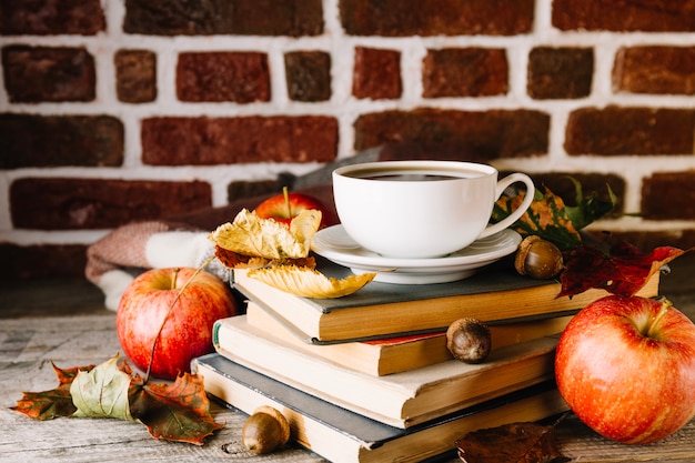 Livres et café au feuillage