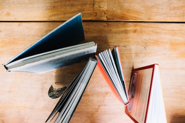 Livres debout sur une table