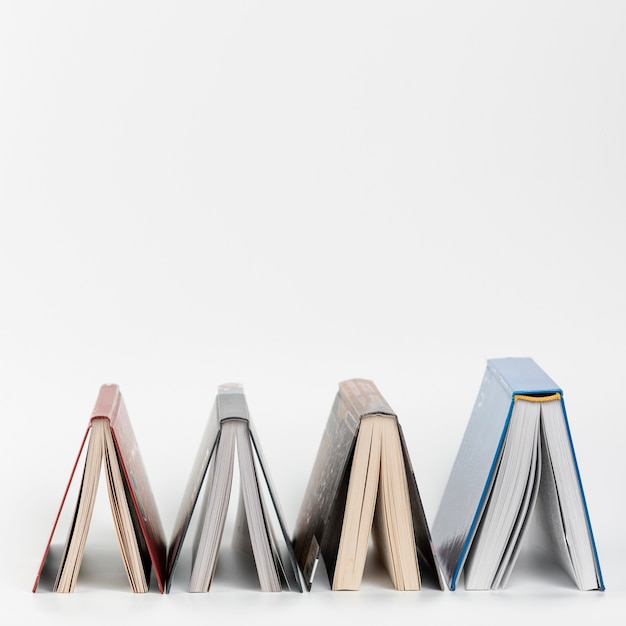 Des livres à l'envers.