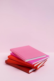 Livres grand angle avec fond rose