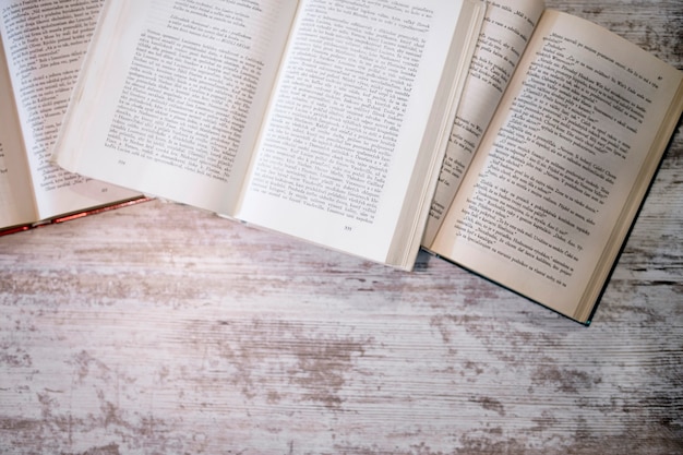 Livres ouverts sur fond en bois émietté