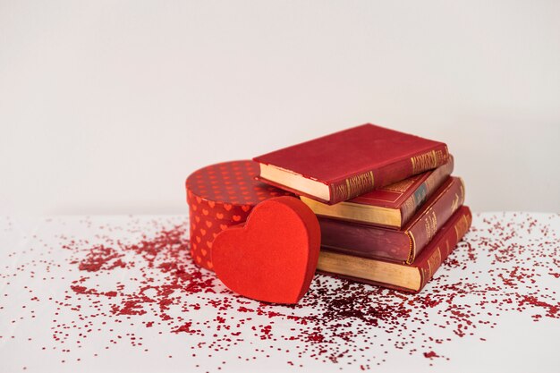 Livres près du coeur présent et ornement sur table