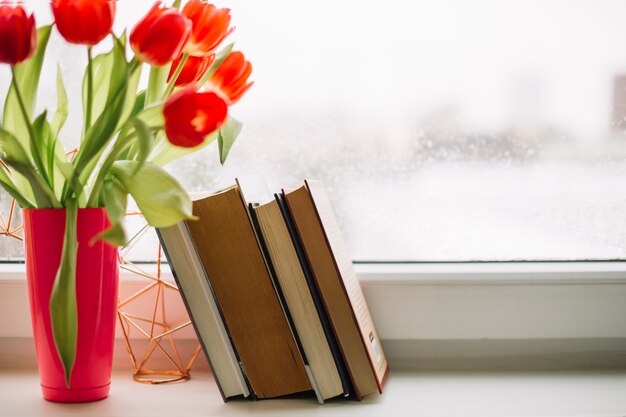 Livres près de tulipes