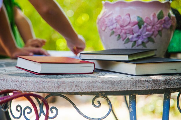 Livres scolaires sur table dans le parc