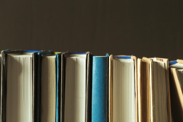 Les livres se bouchent sur la vieille table en bois