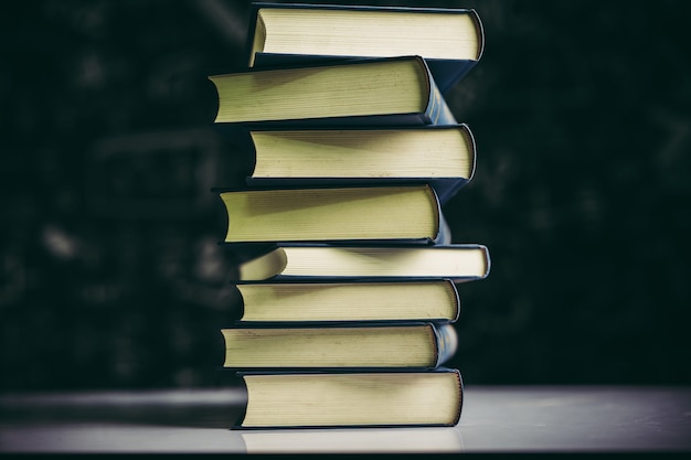 Les livres sont placés dans une pile de livres sur la table