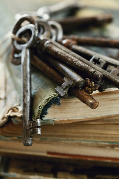 Livres avec de vieilles clés rouillées