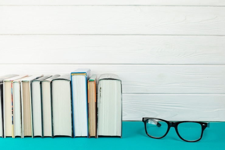 Photo gratuit livres de vue de face avec des lunettes